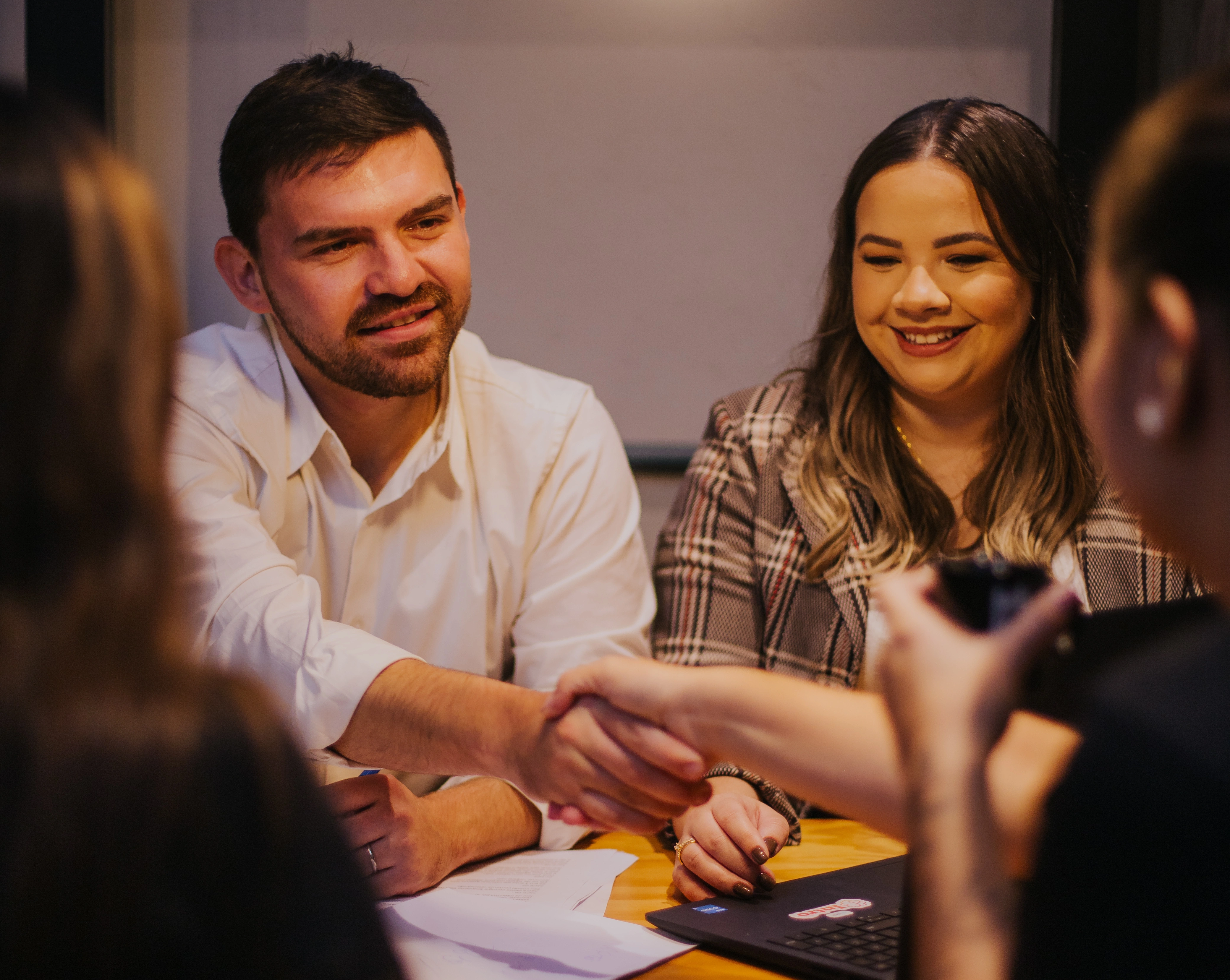 Foto Luan e Gabriele Zanetti assinando contrato com cliente